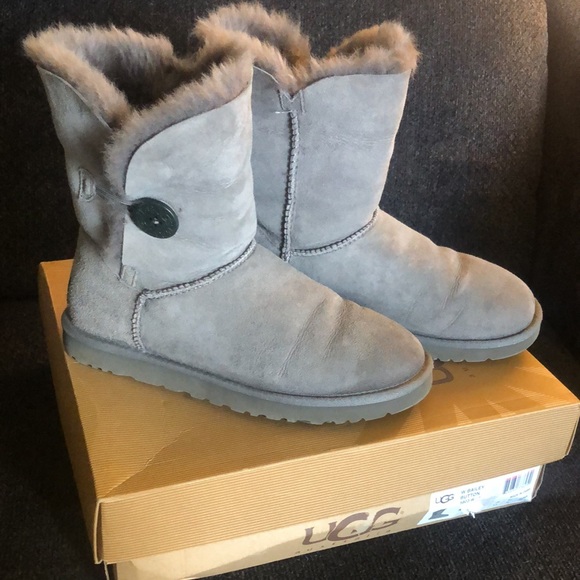 ❤️SOLD❤️UGG Bailey with button - Picture 2 of 8